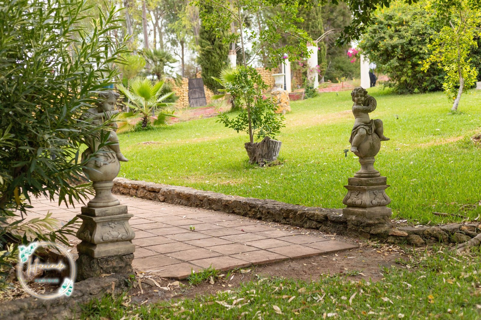 Zona ajardinada para ceremonias civiles en hacienda en Sevilla