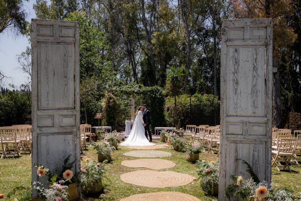 Ceremonia civil al aire libre en hacienda para bodas en Sevilla