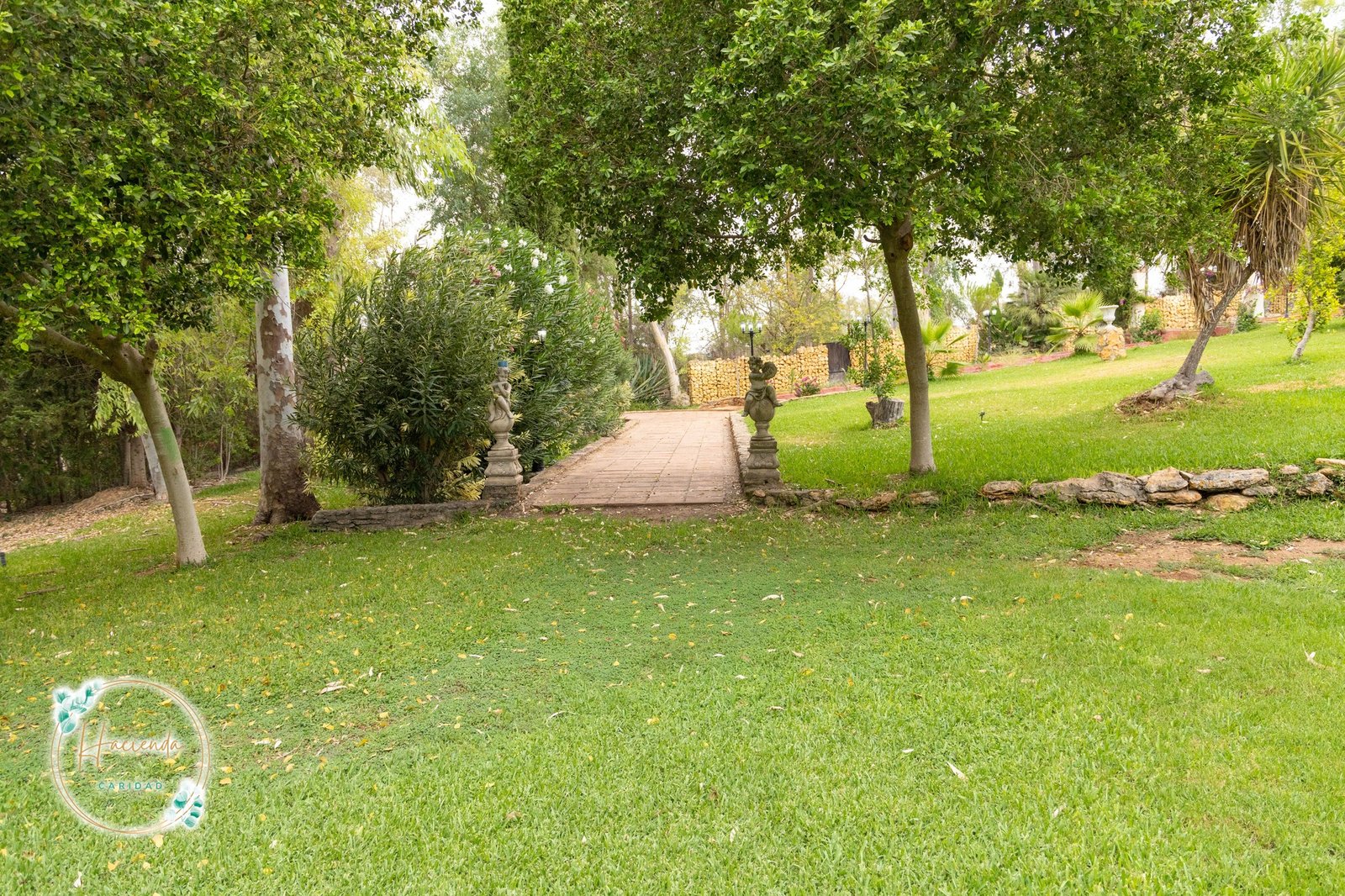 Zona ajardinada para ceremonias civiles en hacienda en Sevilla