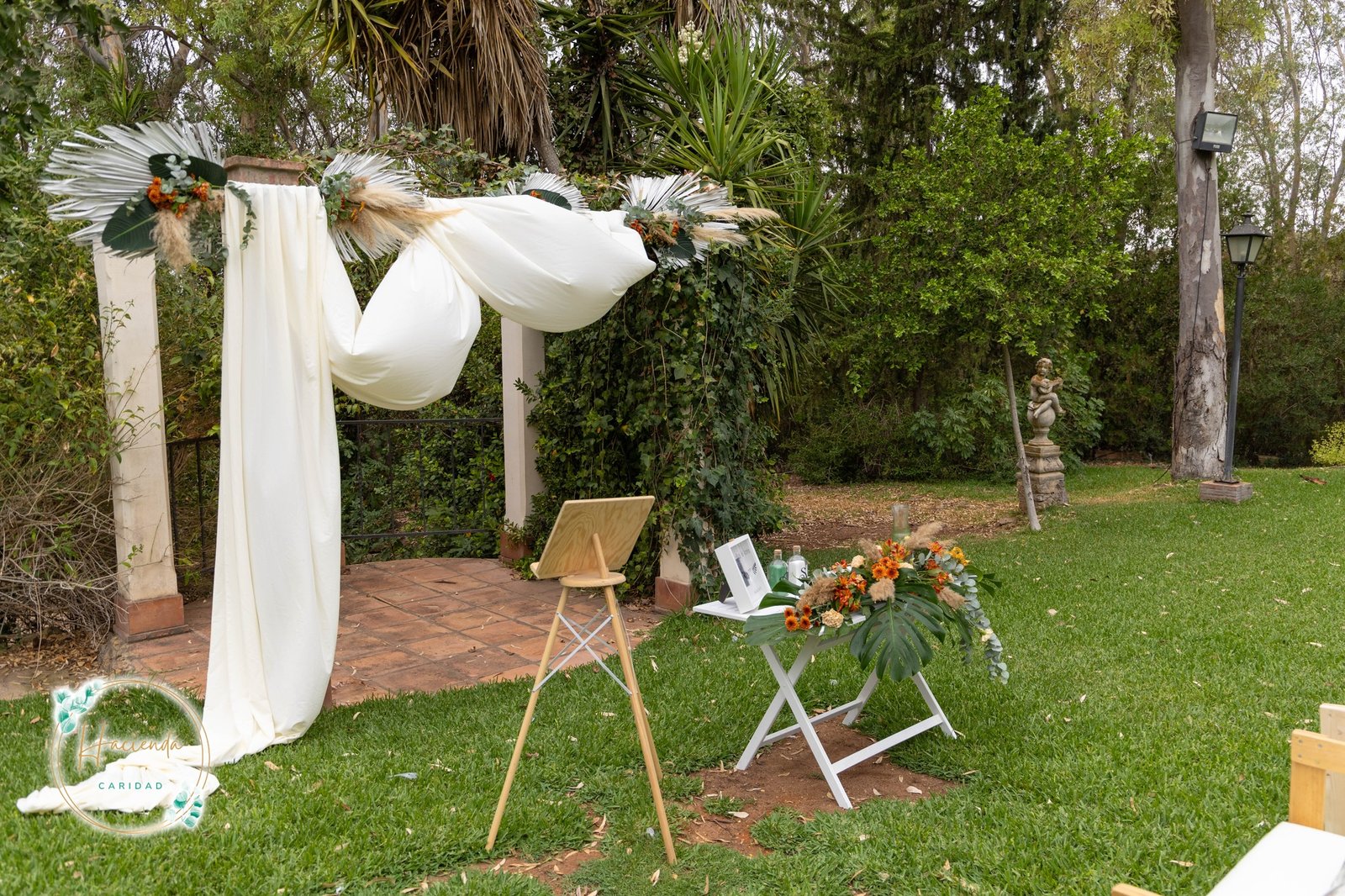 Zona ajardinada para ceremonias civiles en hacienda en Sevilla