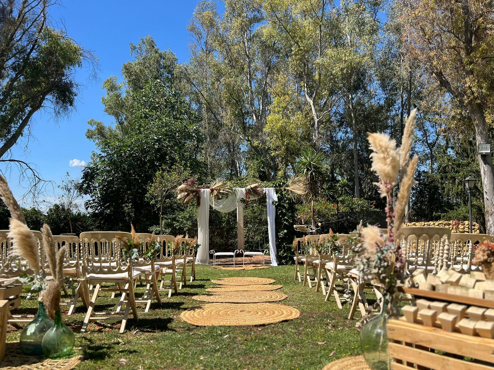 Ceremonia civil al aire libre en hacienda para bodas en Sevilla